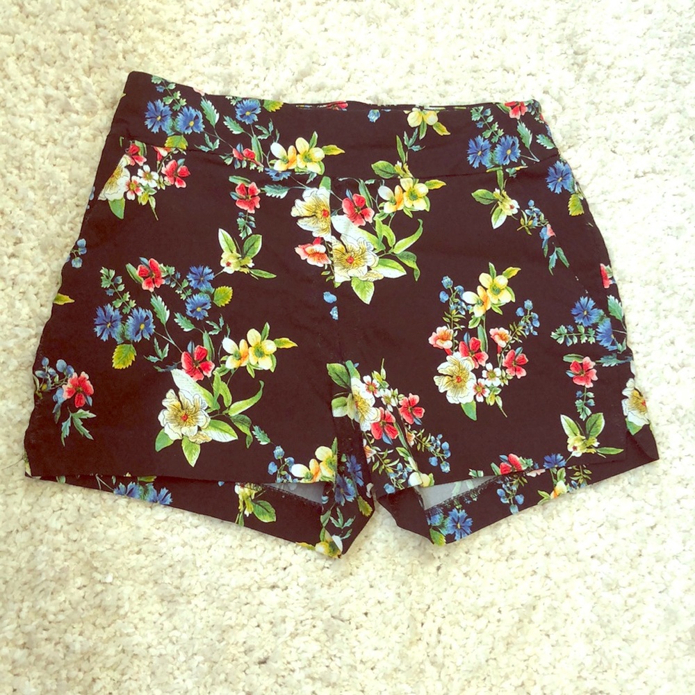 New York and Company Stretchy Shorts (MEDIUM)
